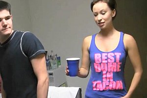 日本人疯狂吮吸乳汁 Porn